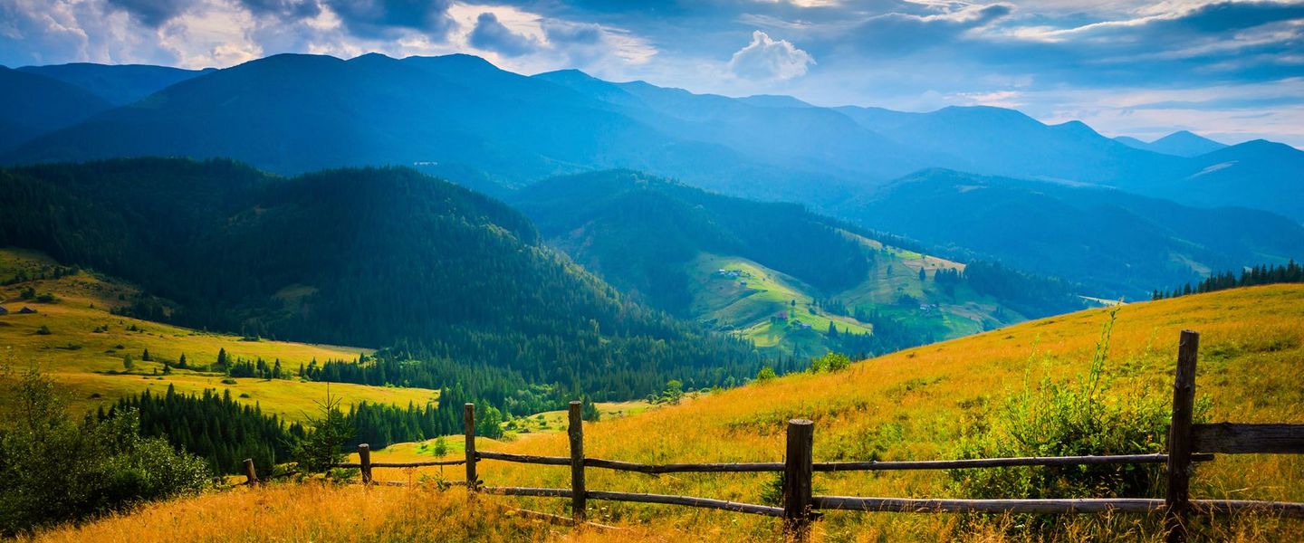 Die Hohe Tatra, ein Teilgebirge der Tatra, ist der höchste Teil der Karpaten und gehört zu zwei Dritteln zur Slowakei, zu einem Drittel zu Polen.